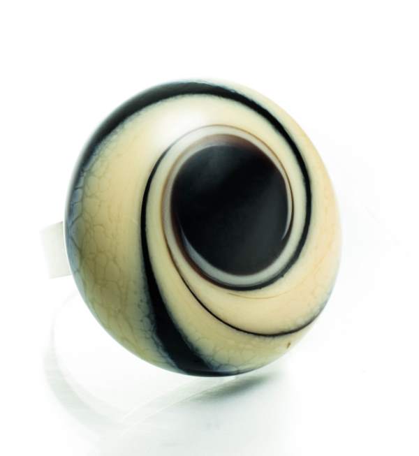 Prsten Crno smeđa spirala na slonovoj kosti