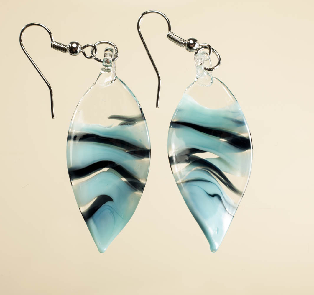 Naušnice Listovi svjetloneboplava i crna u prozirnoj