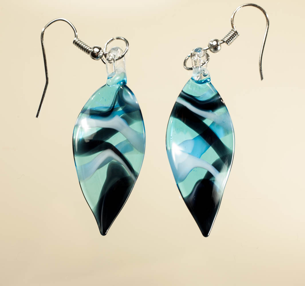 Naušnice Listovi svjetloplava, bijela i crna u plavoj prozirnoj