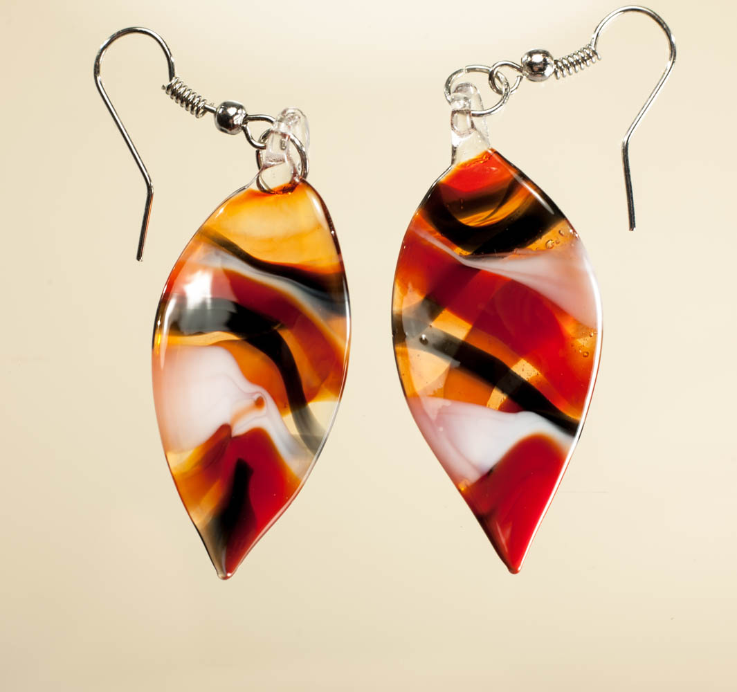 Naušnice Listovi crvena crna i bijela u crvenoj prozirnoj