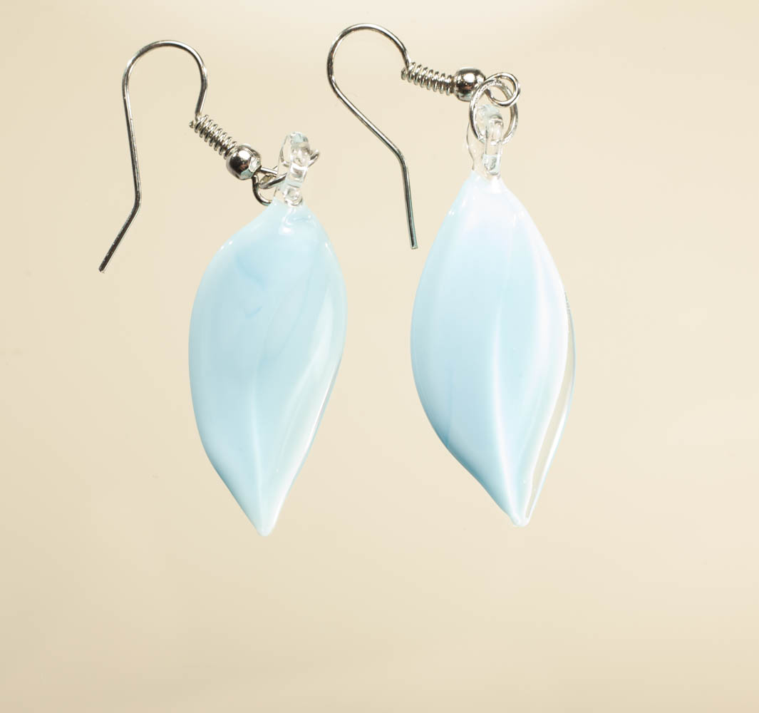 Naušnice Listovi svjetloneboplava u prozirnoj