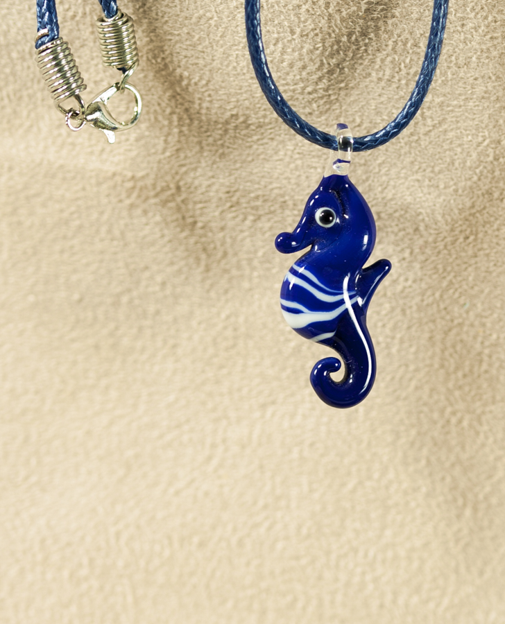 Morki konjic tamnoplava pastel s bijelom